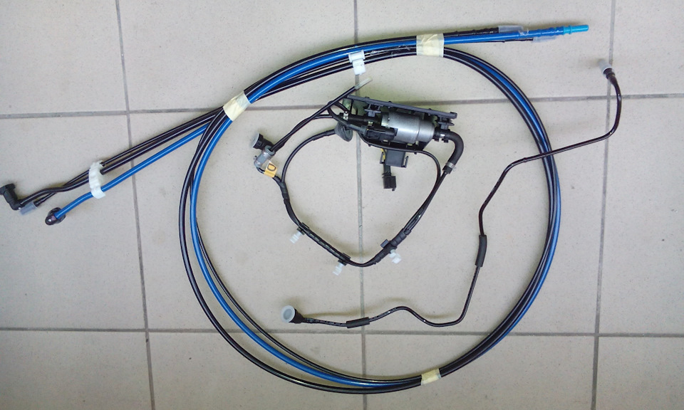 Насос и топливопроводы . Самая тонкая трубка — для отопителя — Skoda Yeti