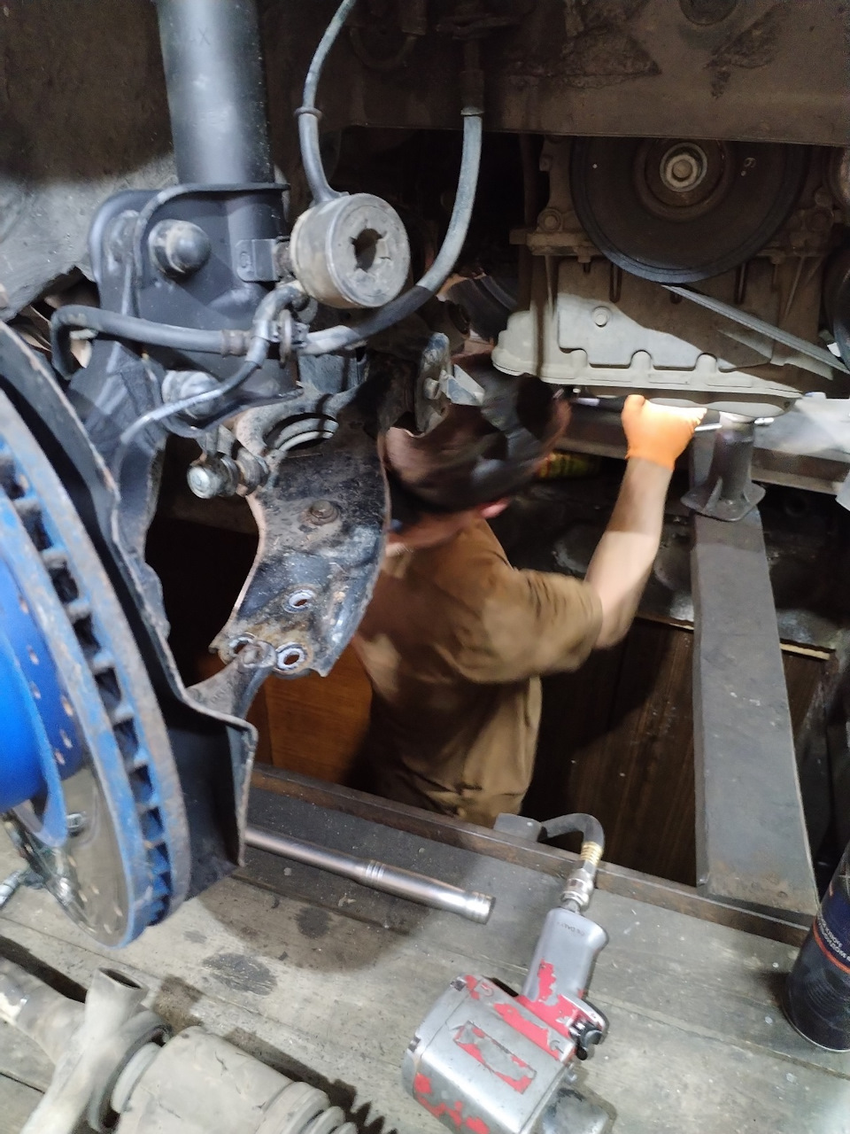 Машина у Валеры в гараже и он уже снимает раздатку) — KIA Sorento (2G)