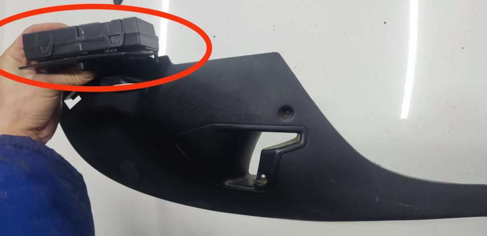 Сам блок по штату стоит на пластиковой накладке ног водителя — Citroen C4 (1G)