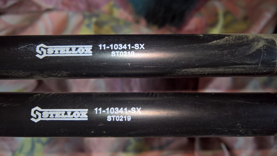 Стойки которые действительно держат дверку багажника. — Audi A6 Avant ...