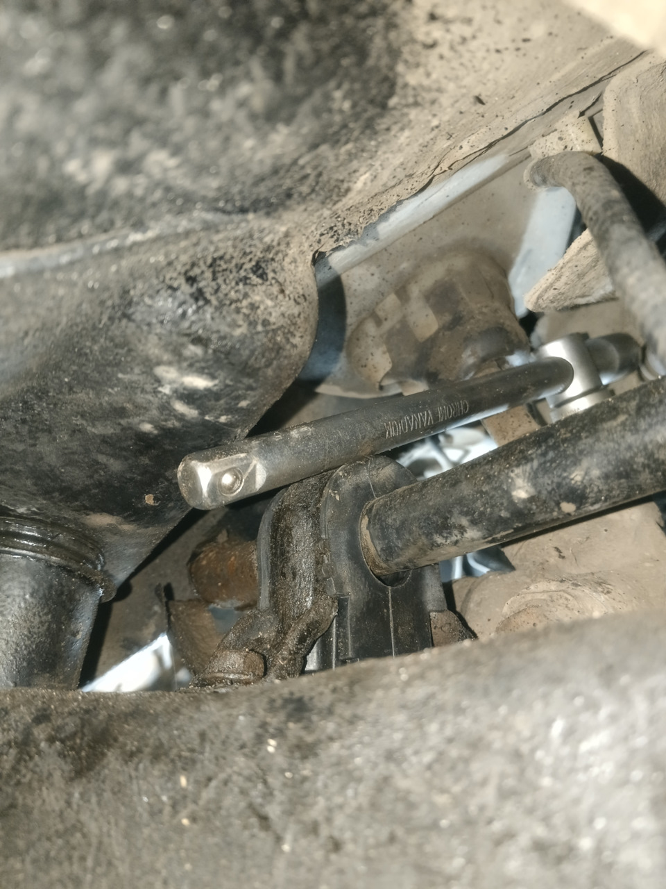 Надеваем новые подушки на стабилизатор и натягиваем сверху скобу, чтобы наживить болты нужно монтажкой немного прижать скобу к подрамнику. Так же со второй стороны — Nissan Qashqai (1G)