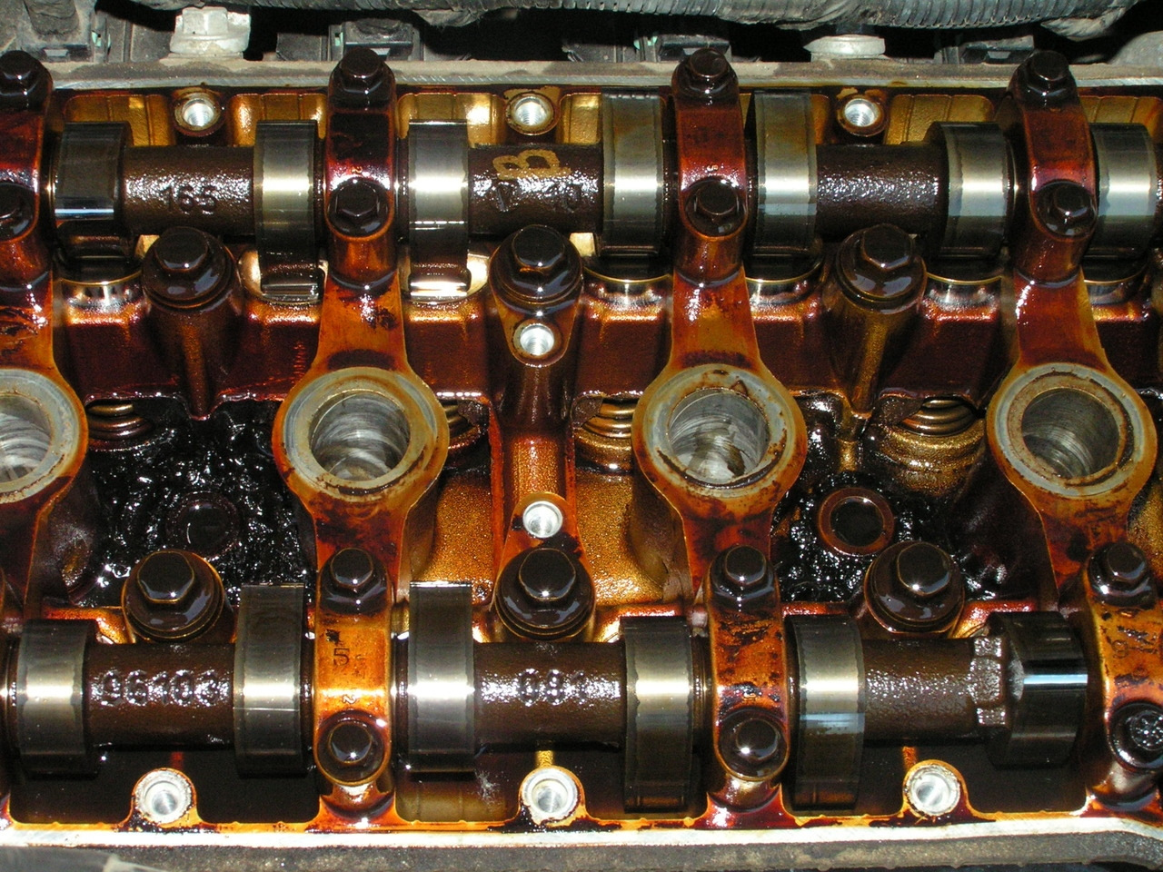 Увеличилось масло в двигателе. Моторное масло двигатель. Двигатель после масла. Отложения в двигателе. Лаковые отложения в двигателе.