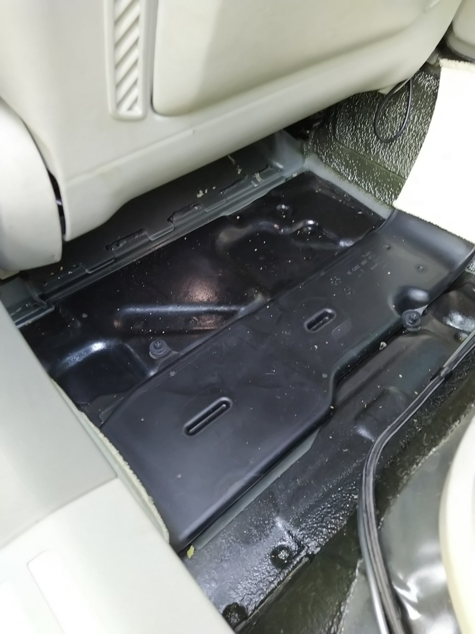 Замена ковролина. — Audi A8 (4E), 3 л., 2006 года | своими руками | DRIVE2