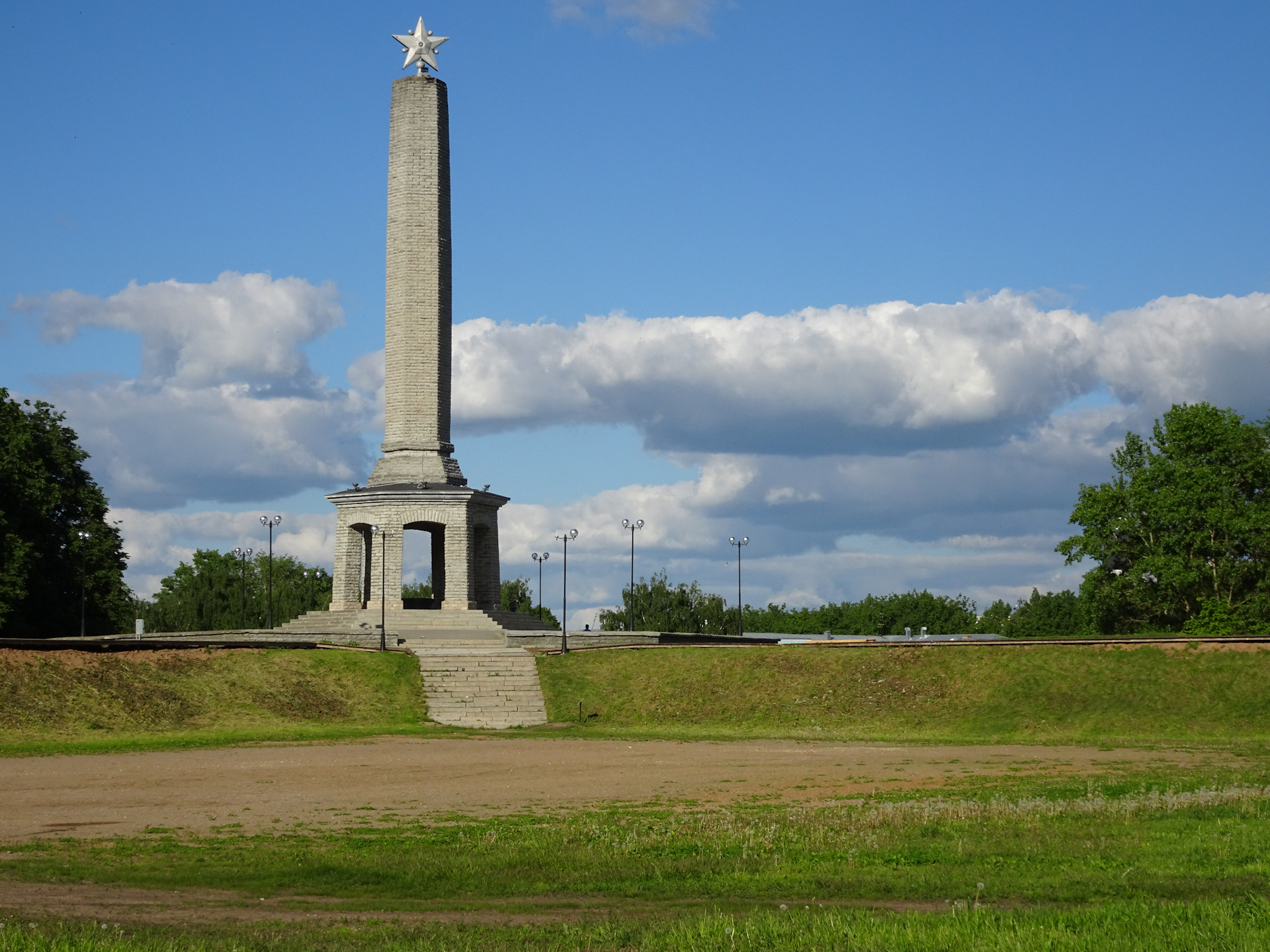 Великолукская крепость великие луки. Обелиск славы Великие Луки. Великие Луки Оюеликс славы. Стелла Великие Луки.