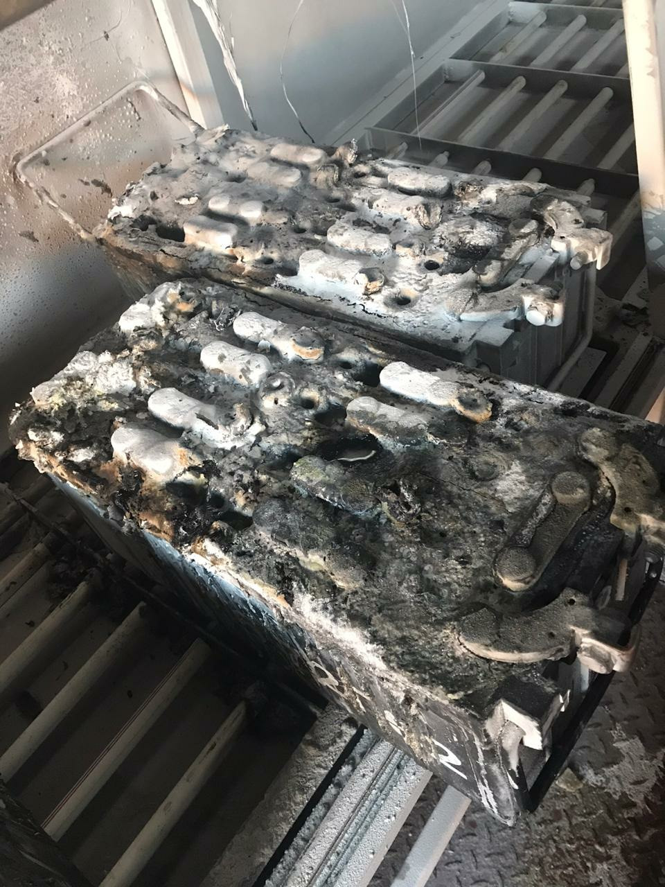 Сгорел смартфон. Сгоревший аккумулятор. Аккумулятор сгорел. Аккумулятор сгорел. Samsung galaxy note 7 взрывается.