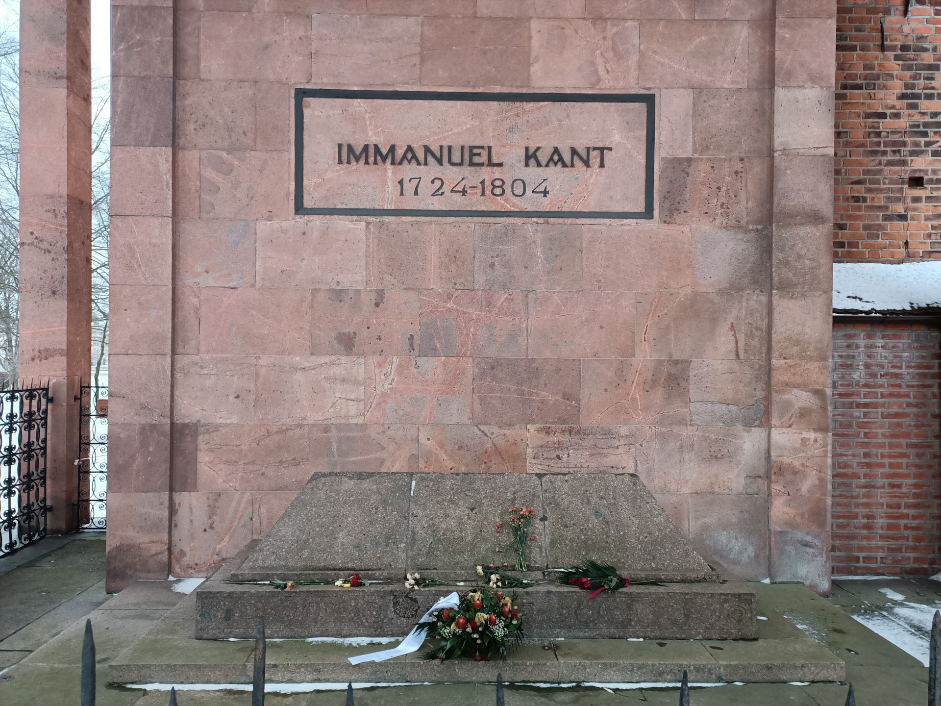 Кант похоронен. Могила Канта в Калининграде. Кант Калининград могила Иммануила Канта. Могила Иммануила Канта.