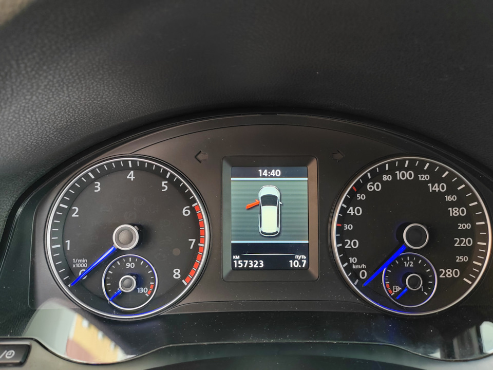 Замена приборной панели с красной половинчатой на цветную от Тигуана ...