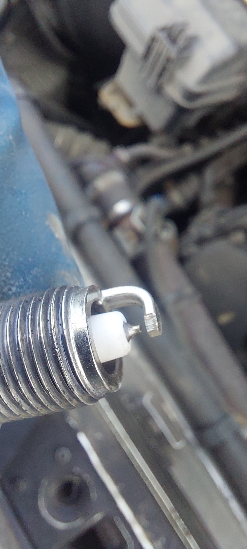 Сгорела свеча — Iveco Daily (4G), 3 л, 2008 года | поломка | DRIVE2