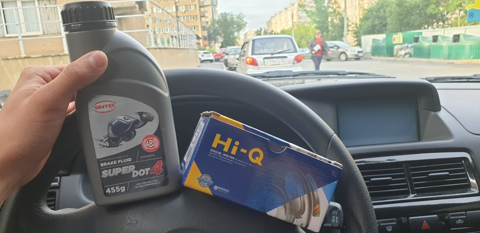 Замена тормозных колодок перед, прокачка тормозов.) — Lada Приора седан ...