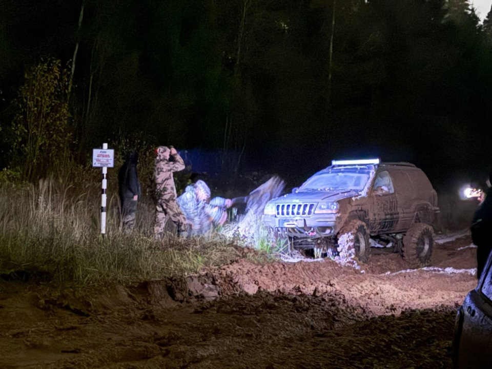 Техничку сполоснули лопатой из лужи — Jeep Grand Cherokee (WJ)