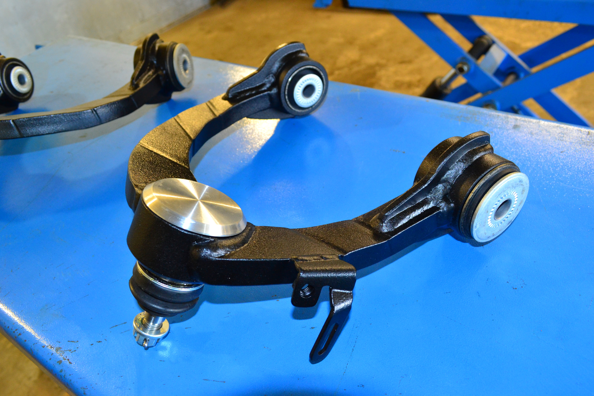 рычаг верхний передний toyota land cruiser 100. рычаг передний верхний jzx100. передний рычаг toyota land cruiser 100 нижний. рычаги ленд крузер 100. рычаги ленд крузер 100.