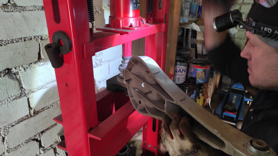 Правый рычаг. — Volvo S80 (2G)