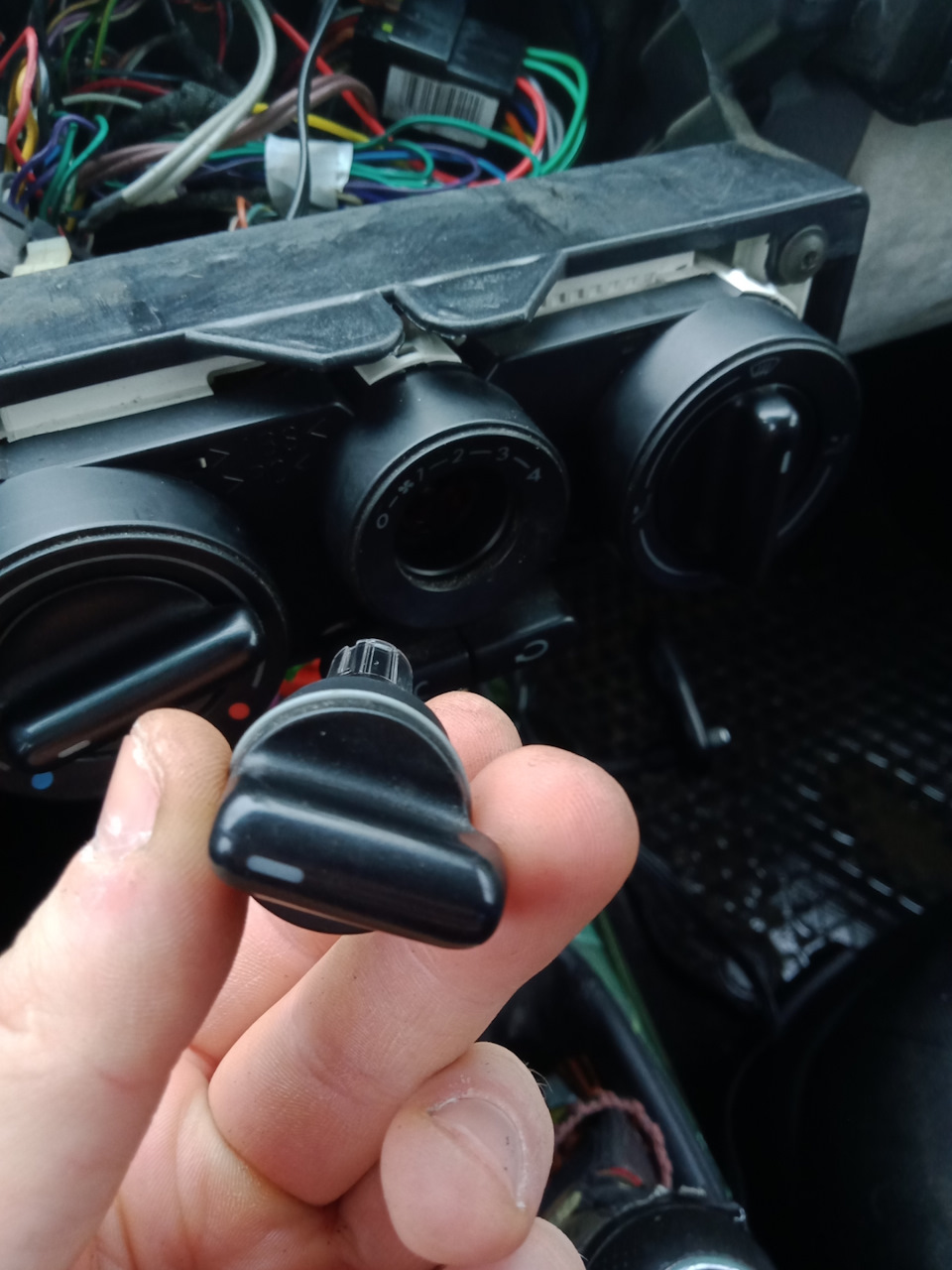 Замена лампочки подсветки регулировки отопителя — Volkswagen New Beetle ...