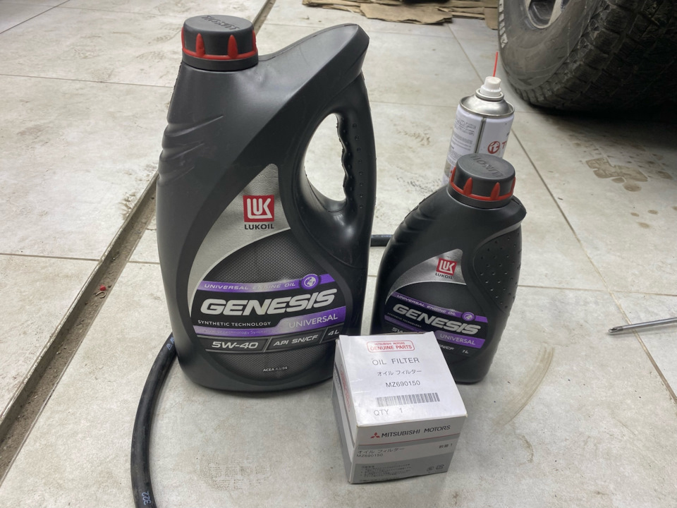 . — Mitsubishi Pajero (2G). Запчасти на фото: MZ690150