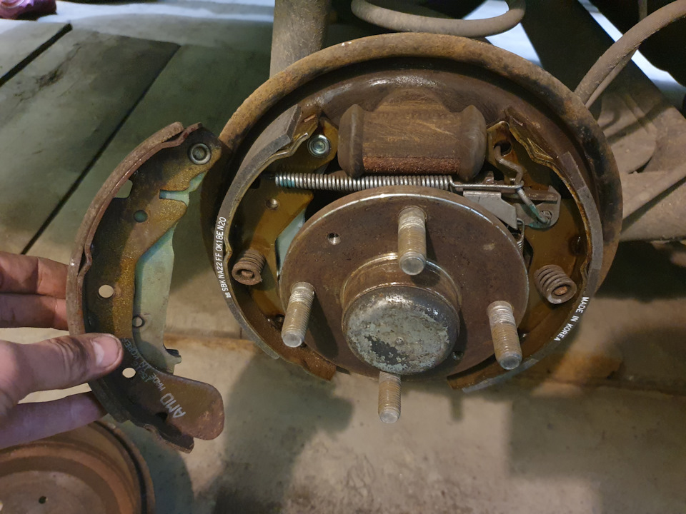 как свести колодки. задний тормозной барабан ниссан микра k11. как свести колодки. задние колодки форд фьюжн. задние колодки сеат ибица.