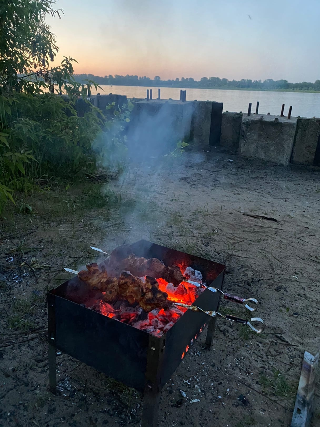 Шашлык на мангале на природе