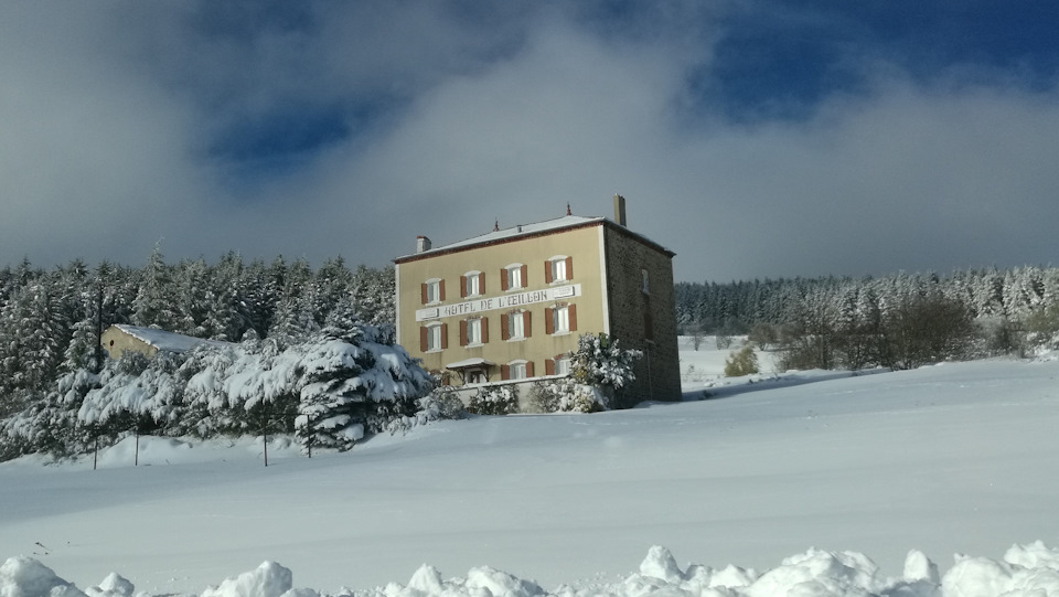 Судя по снежной целине, никаких посетителей кроме пары-тройки приведений там нет :) — Audi A4 (B9)