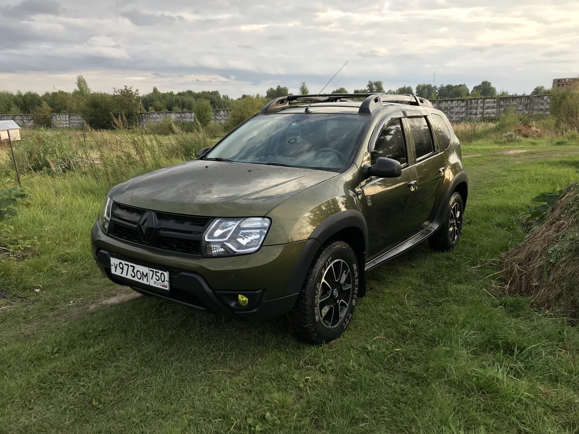 Дастер отзывы. Рено Дастер 2001. Renault Duster антихром. Рено Дастер 1.5 109л. Рено Дастер дизель 109 л.с.