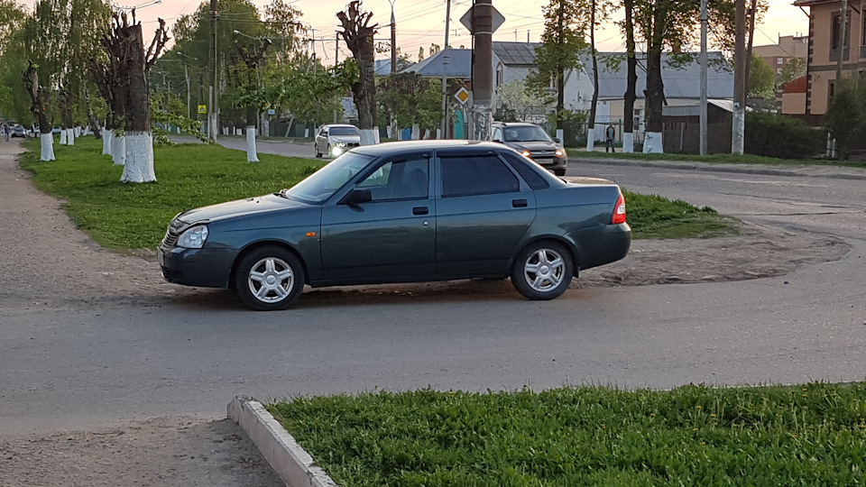 Приора седан серо сине зеленая