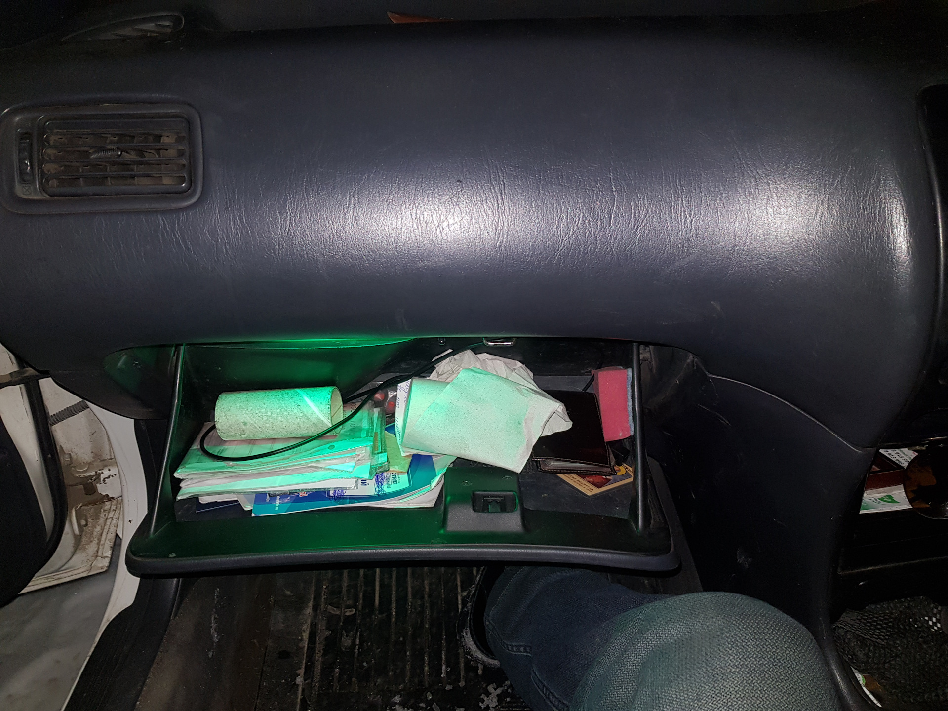 Подсветка бардачка, брызговики, ремни, ручник. - Toyota Caldina (210), 2 л, 1997