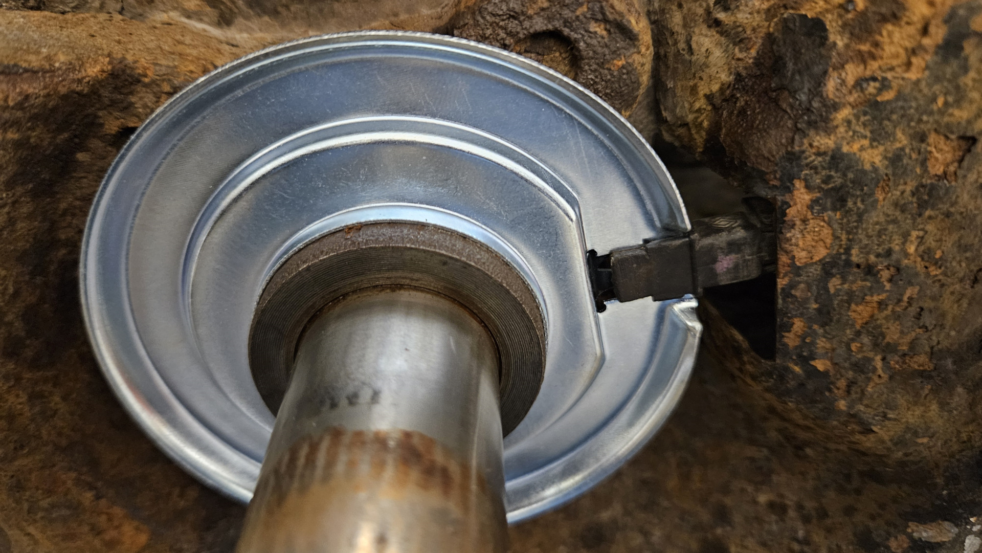 Замена креплений задних датчиков АБС — Renault Espace (4G), 3,5 л, 2007 ...