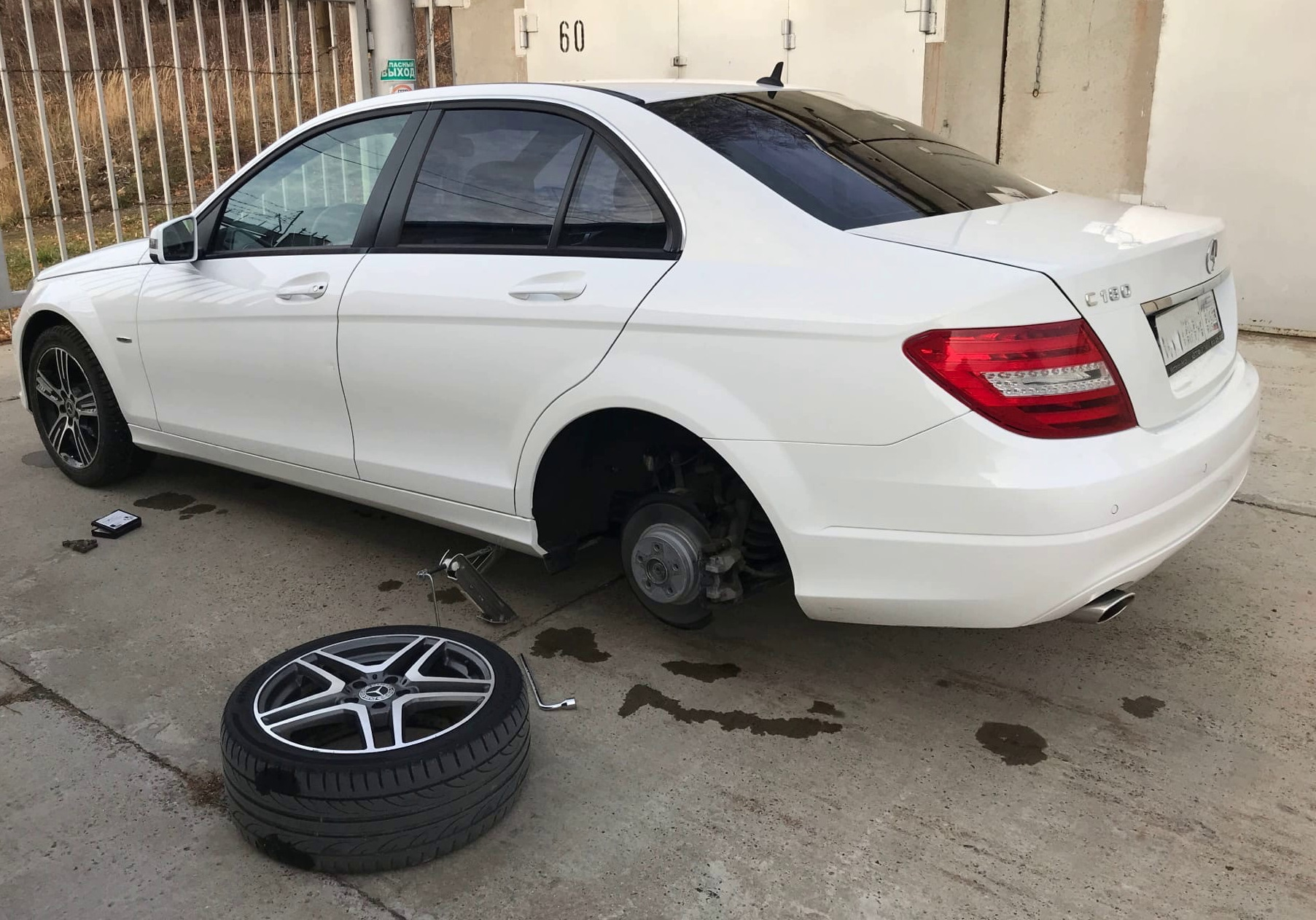 Переобувка на зиму ❄️ — Nokian Hakkapeliitta 8 — Mercedes-Benz C-class  (W204), 1,6 л, 2013 года | шины | DRIVE2