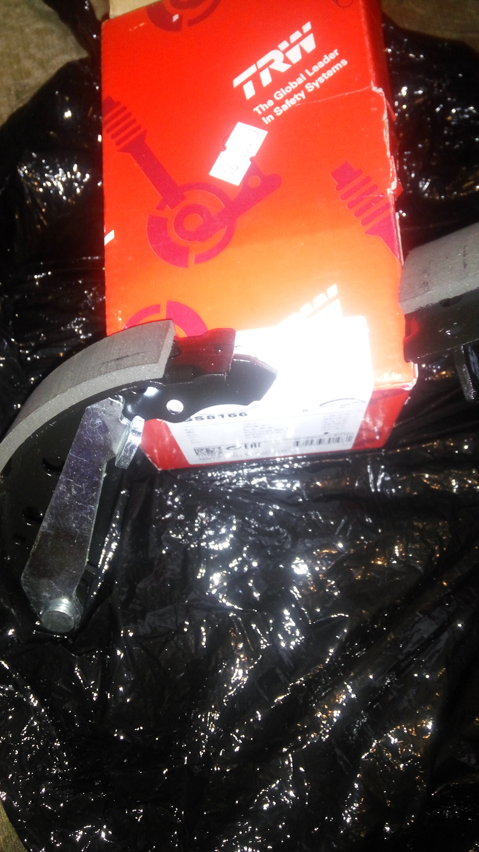 Тормозные колодки TRW GS8166 — Volkswagen Golf Mk2. Запчасти на фото: GS8166