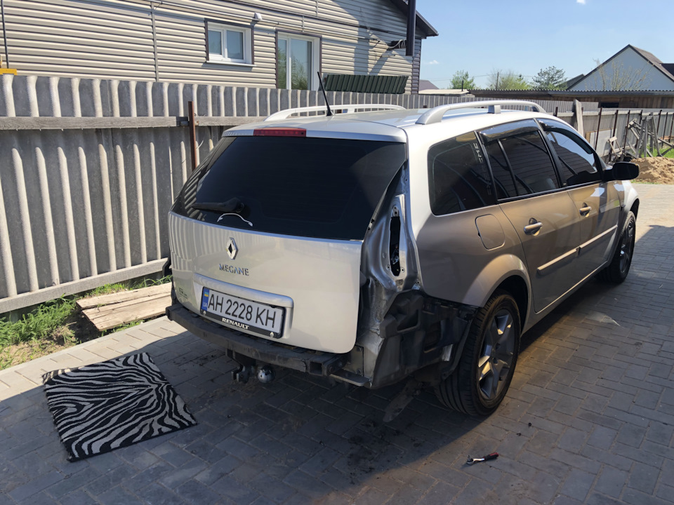 Вода в багажнике меган 2 универсал. — Renault Megane II, 1,5 л, 2009 ...
