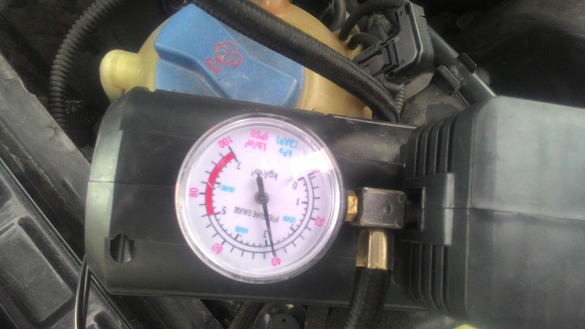 Давление масла fsi. Замер давления топлива Королла 150. Замер давления топлива 1.4 TSI. Замер давления топлива Jetta 6 1.6. Замер давления топлива1.8t Passat.