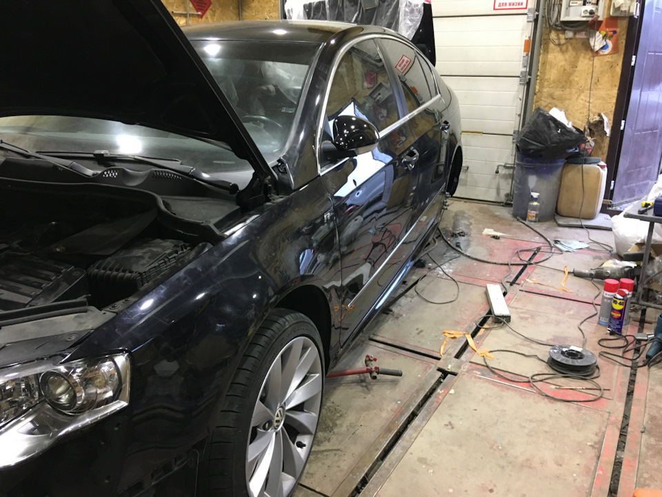 Левая сторона — Volkswagen Passat B6. Запчасти на фото: 1100000