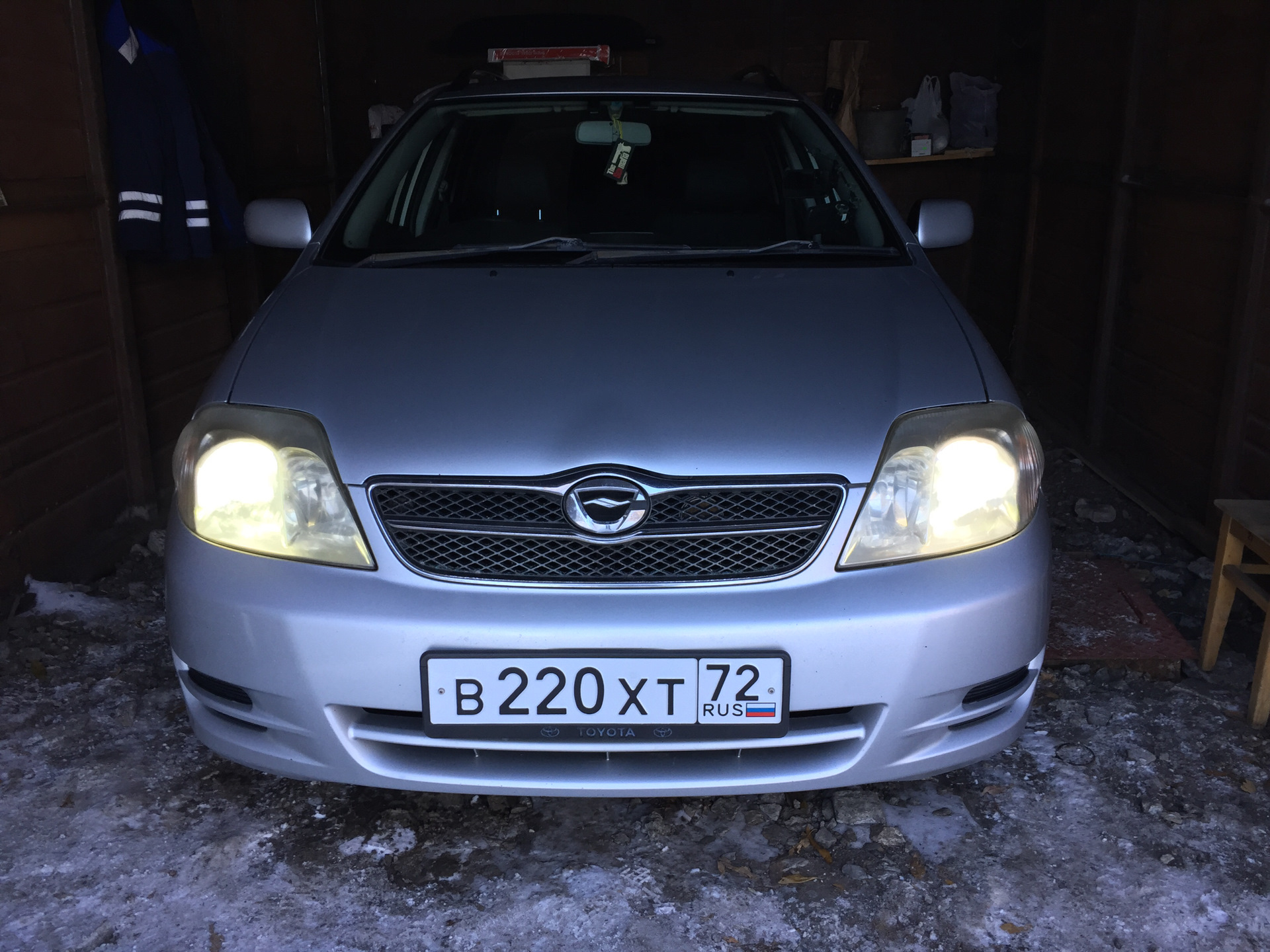 Toyota corolla ближний свет. Toyota Corolla 2003 года лампы ближнего света. Тойота Королла 2003 лампа ближнего. Лампа ближнего света Тойота Королла е120. Corolla 120 кузов лампы Ближний Дальний.