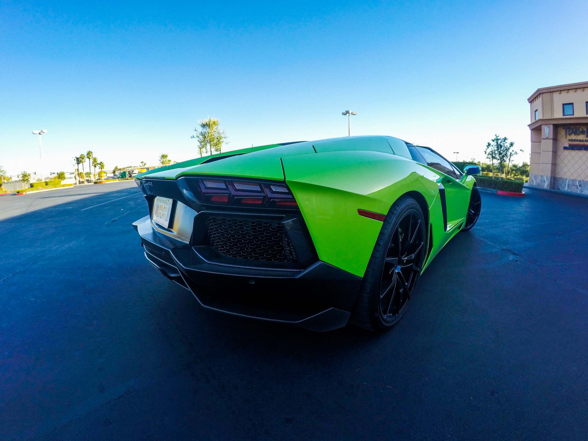 Мтз ламборджини. Ламбо авентадор зеленая. Lamborghini Aventador 8k. Ламборджини авентадор Изумрудная матовая.
