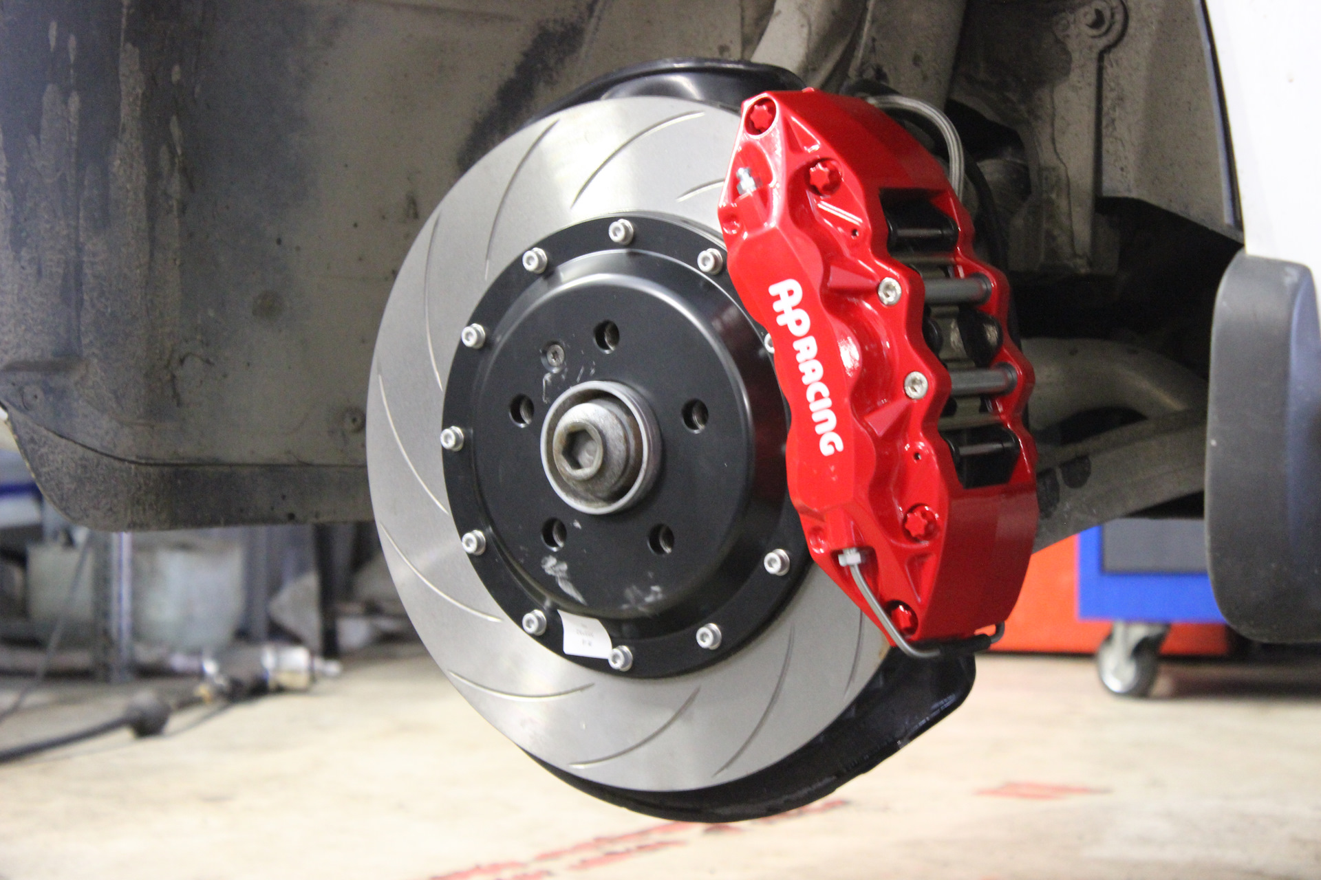 Спортивная тормозная система инфинити. Диски тормозные ap отзывы. Тормозная система ap racing. Однопоршневые тормоза. Суппорта ap racing.