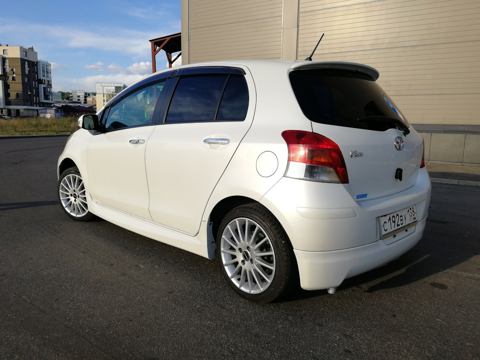 Toyota Vitz 2001 White stance