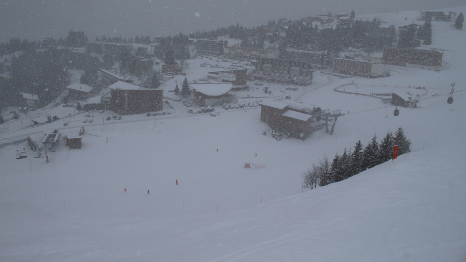Пожалуй самый крутой участок трасс, где я был (а был я вроде как на всех трассах). Видите покатую крышу в центре? Моя А4 стоит чуть выше левого края :) — Audi A4 (B9)