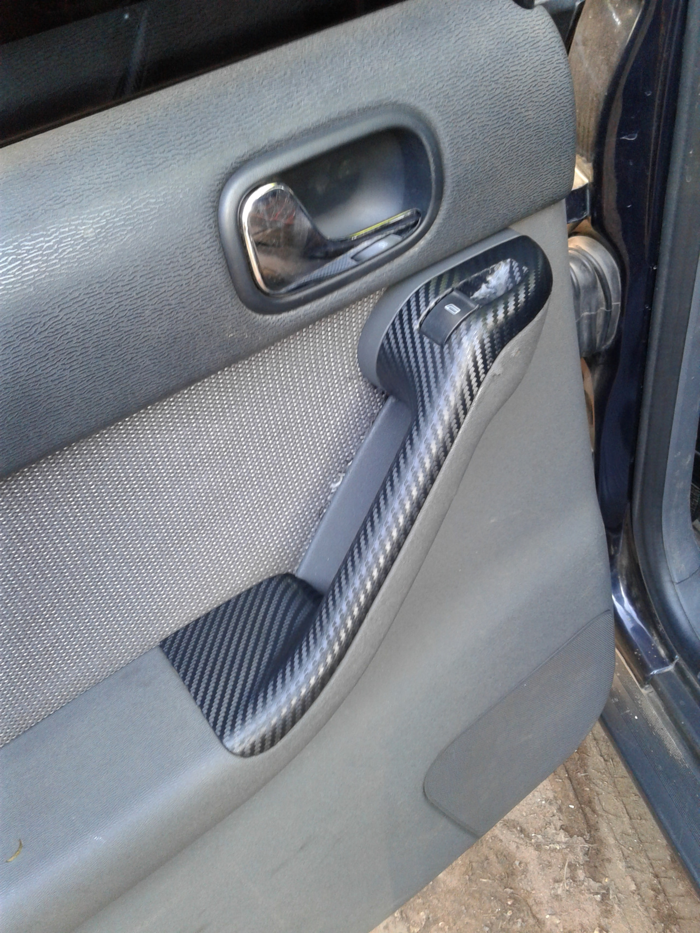 Защитная пленка на обивку двери автомобиля