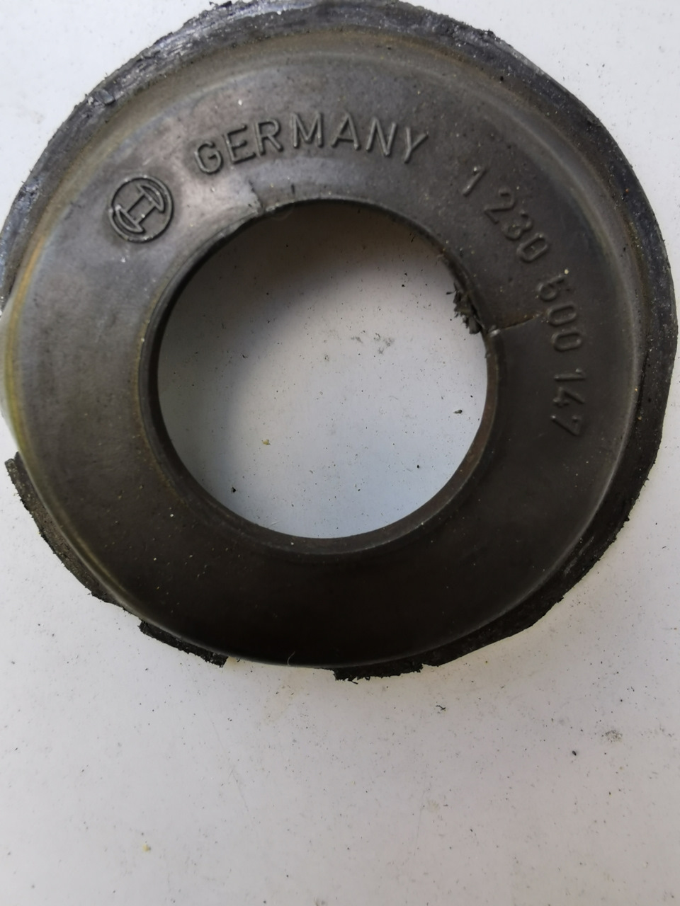 Под крышкой обнаружил пылезащитный колпачок вот в таком состоянии. — Volkswagen Passat B3