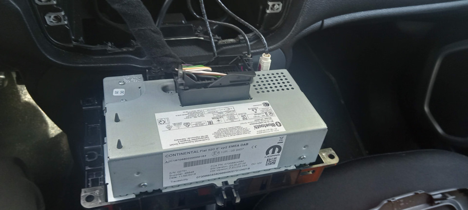 скинул магнитолу — Jeep Renegade