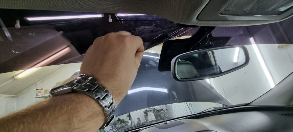 Снимаем полоску тонера с лобового стекла — Opel Insignia Hatchback, 2 л ...
