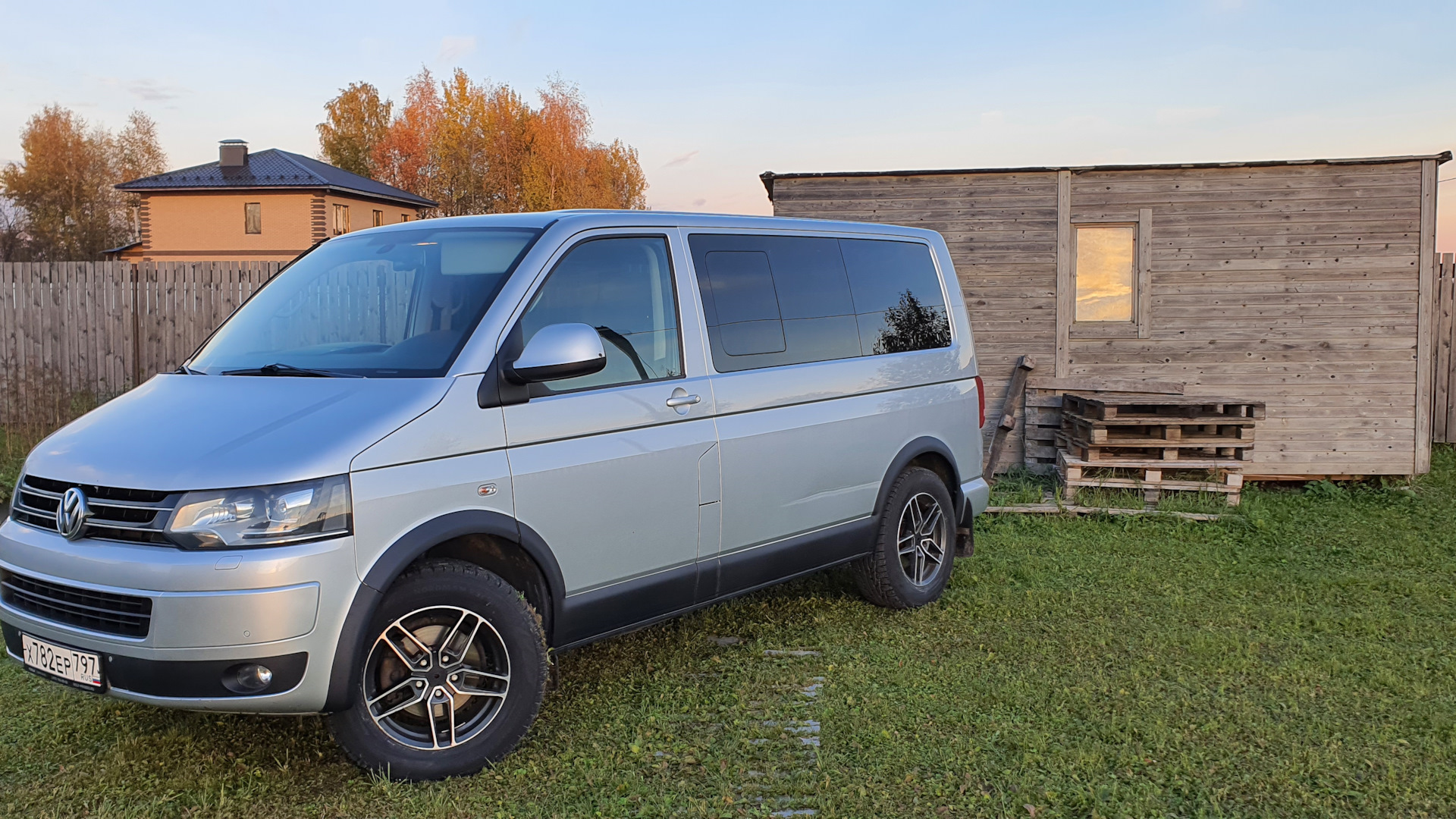 volkswagen multivan т5 серебристый