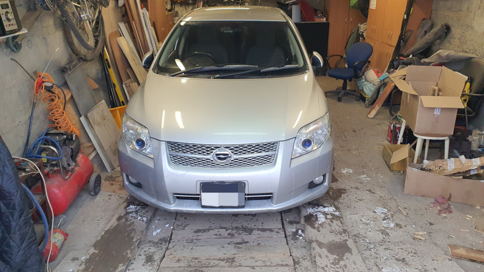 Фары на местах — Toyota Corolla Fielder (E140)