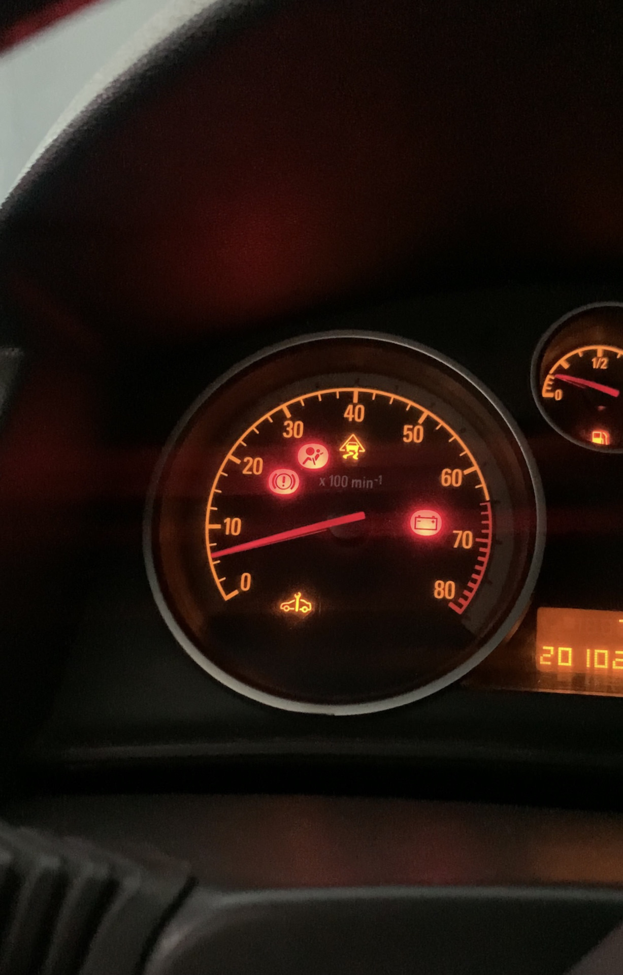 На секунду загорается. Индикатор масла лансер 10. Постоянно горит лампочка на пожарной сигнализации. 2110 лампа резерва топлива. На секунду загорается.