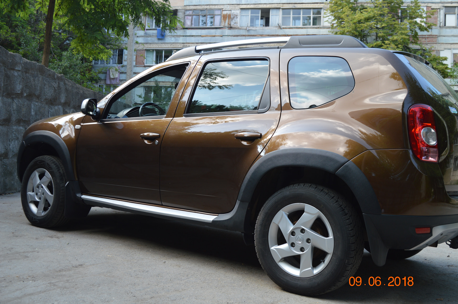 Рено дастер 2013 накладка. Renault Duster коричневый орех. Рено Дастер 2 с некрашенными бамперами. Duster 1 накладки. Рено Дастер с некрашенными бамперами.