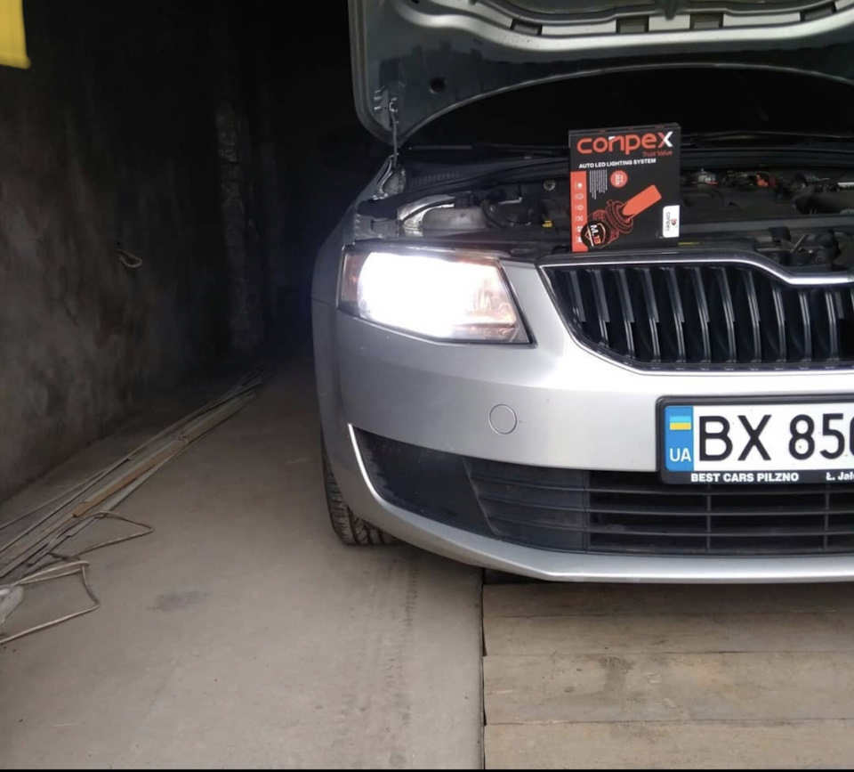 замена лампы ближнего света skoda octavia a7