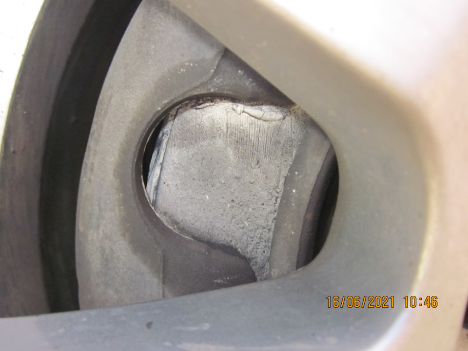 Передний тормоз. Состояние пасты спустя 6420км после нанесения до обстрела грязевой фрезой. Крупный план — Lada Vesta SW (1G)