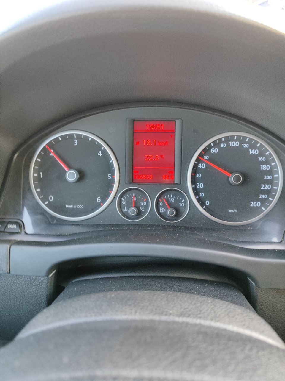 0 бензин автомат. Не работает дисплей расхода фольксваген гольф 4. 0 бензин. Спидометр бензина автомобиля тигуан. Расход тигуана 2.