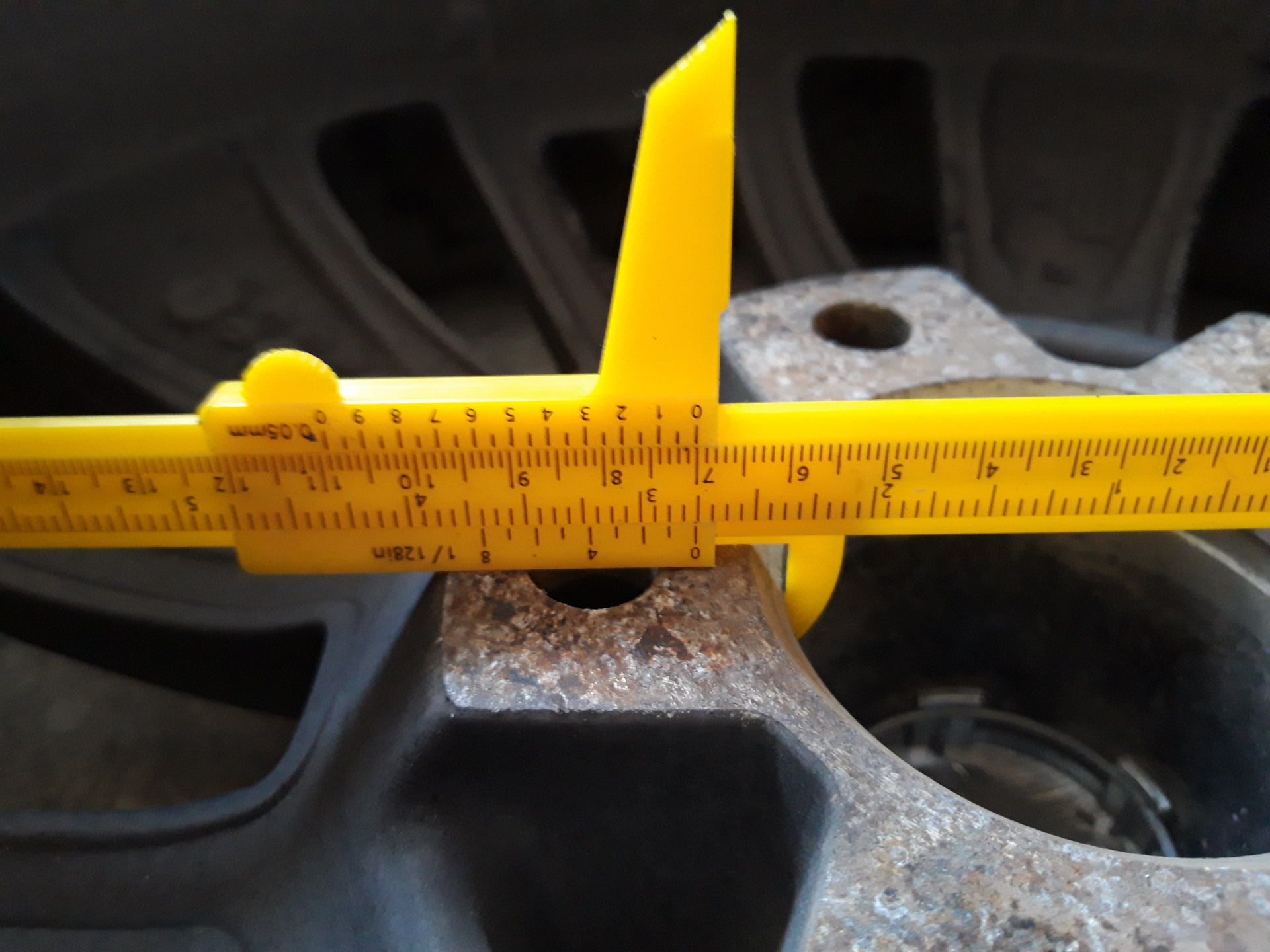 Как померить сверловку диска 5 отверстий. Как измерить разболтовку диска 5 отверстий. Как замерить разболтовку колесных. Как узнать разболтовку на дисках с 5 отверстиями. Замер цо на дисках рулеткой.