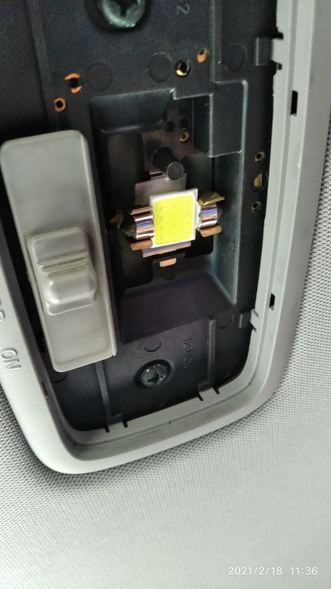 Лампочка в плафон салона. — Hyundai Elantra (4G), 1,6 л, 2007 года ...