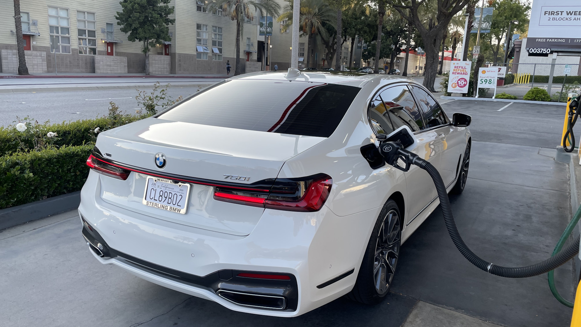 BMW 750li Rose Quartz Edition