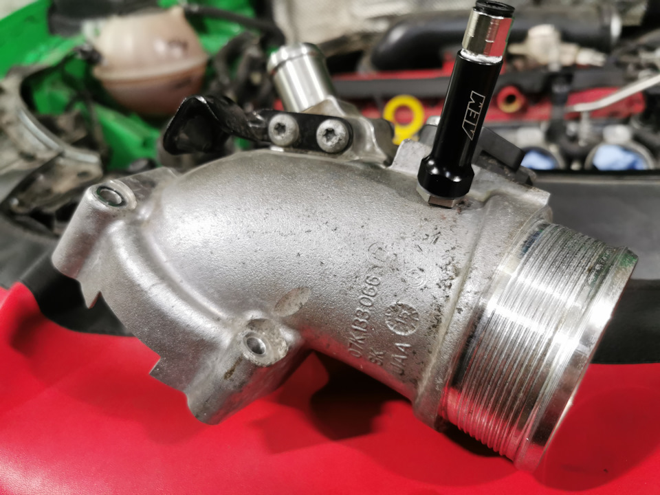 форсунку решено ставить в самую нижнюю часть дросселя. Вид снаружи — Audi RS Q3 (1G)